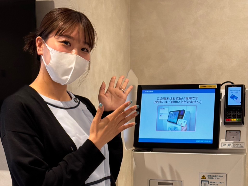 患者数増・大規模体制でも受付がスムーズに。自動精算機による“貼りつかない会計”運用を実現した歯科の事例 写真